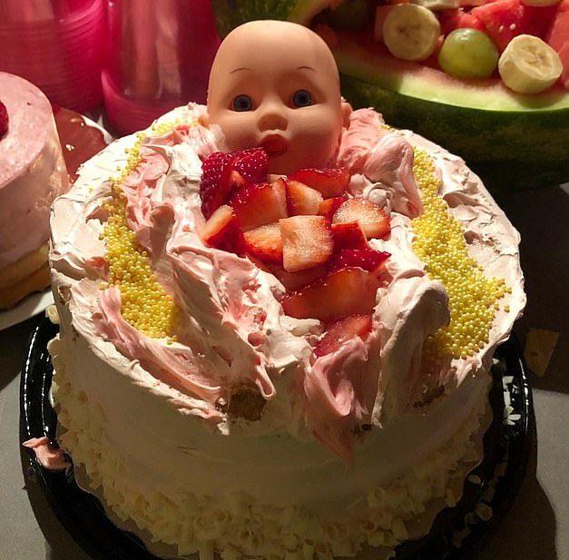 La torta di Teresa Palmer Teresa Palmer festeggia l'attesa della terza figlia con una strana torta