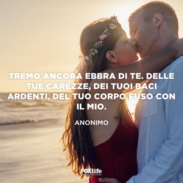Tremo ebbra di te Donna bacia un uomo in spiaggia