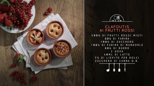 Clafoutis al forno con ripieno di frutti rossi Clafoutis ai frutti rossi