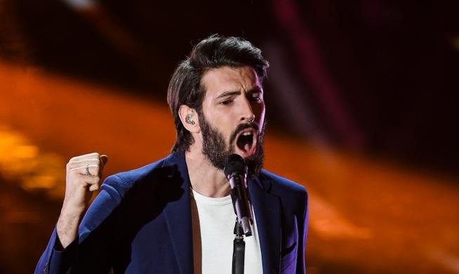 Giovanni Caccamo è in gara con la canzone Eterno a Sanremo 2018 L'esibizione di Giovanni Caccamo a Sanremo 2018