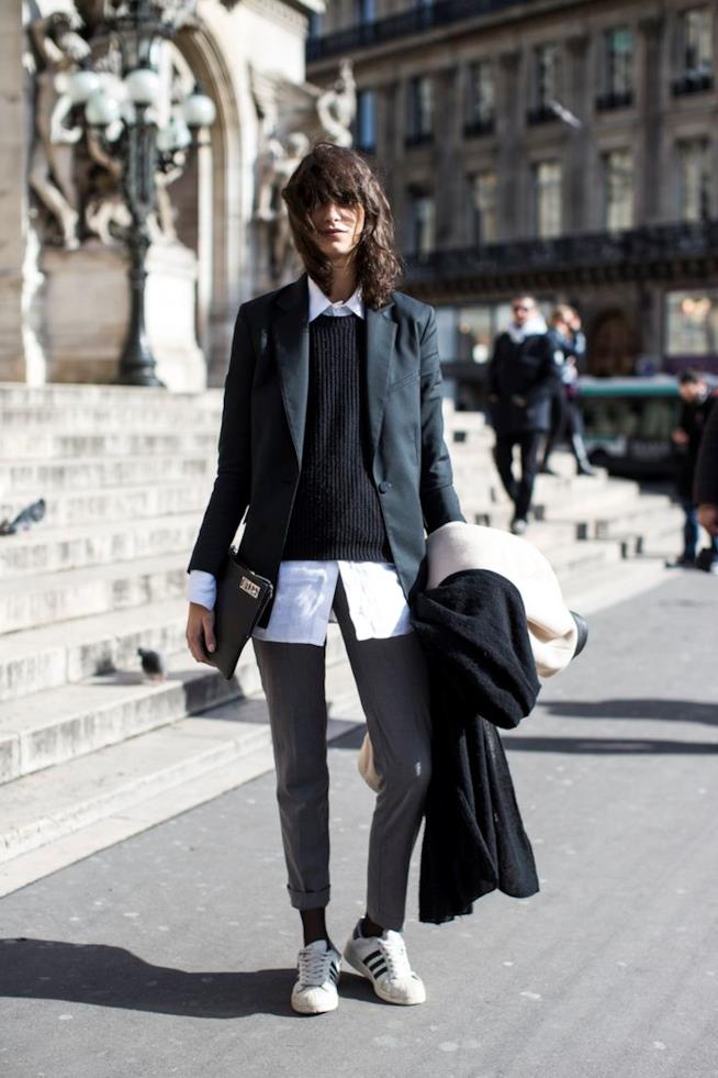 Sneakers e pantalone elegante Sneakers e pantalone elegante