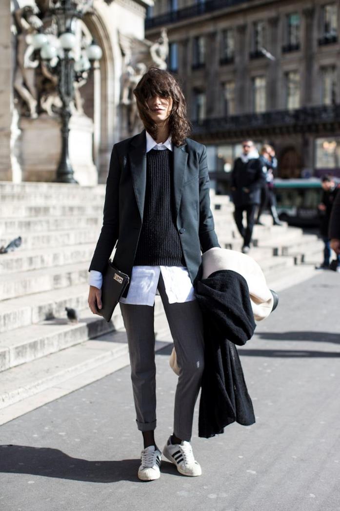 Sneakers e pantalone elegante Sneakers e pantalone elegante