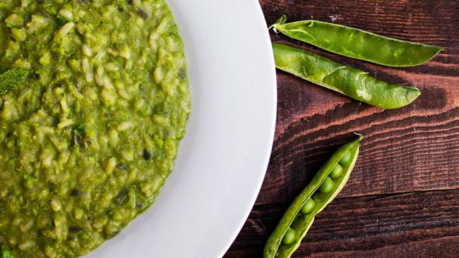 Risotto primavera: la ricetta con piselli, zucchine e asparagi verdi Risotto primavera