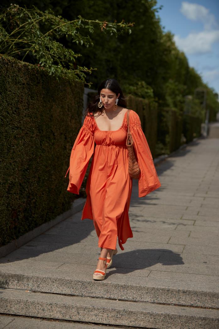Maxi dress con le maniche ampie indossato con sandali con la zeppa Maxi dress con le maniche ampie abbinato a sandali con la zeppa