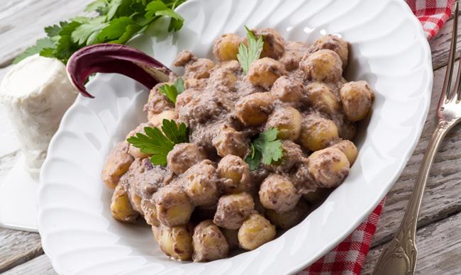 Gnocchi al radicchio: la ricetta con la crema a base di stracchino Gnocchi al radicchio