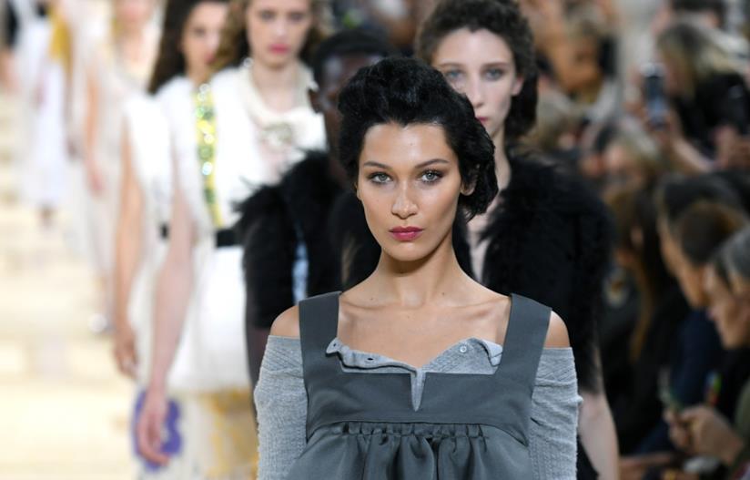 Bella Hadid con i capelli neri Bella Hadid in una sfilata alla PFW