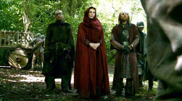 Melisandre e la Fratellanza Melisandre minaccia gendry