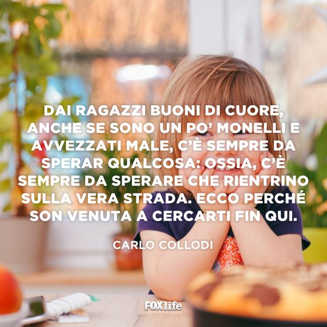 Frase bambini Bambino seduto a tavola