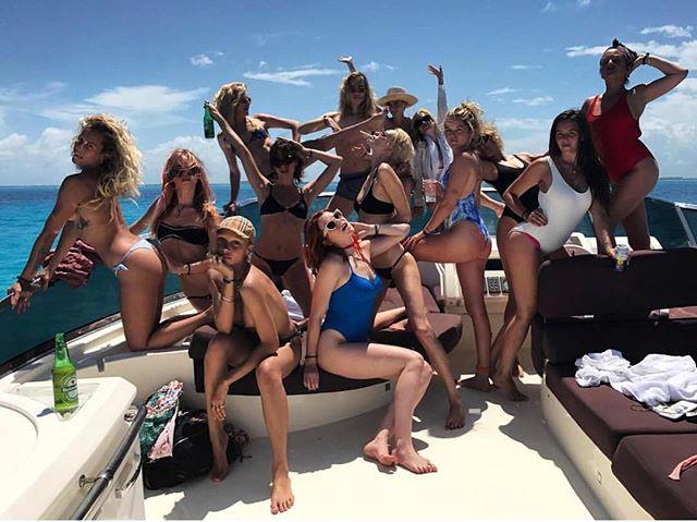 Mega-party per i 25 anni di Cara Delevingne Cara Delevingne e le sue amiche su Instagram