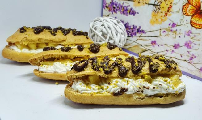 Eclair Dolci alla crema e cioccolato