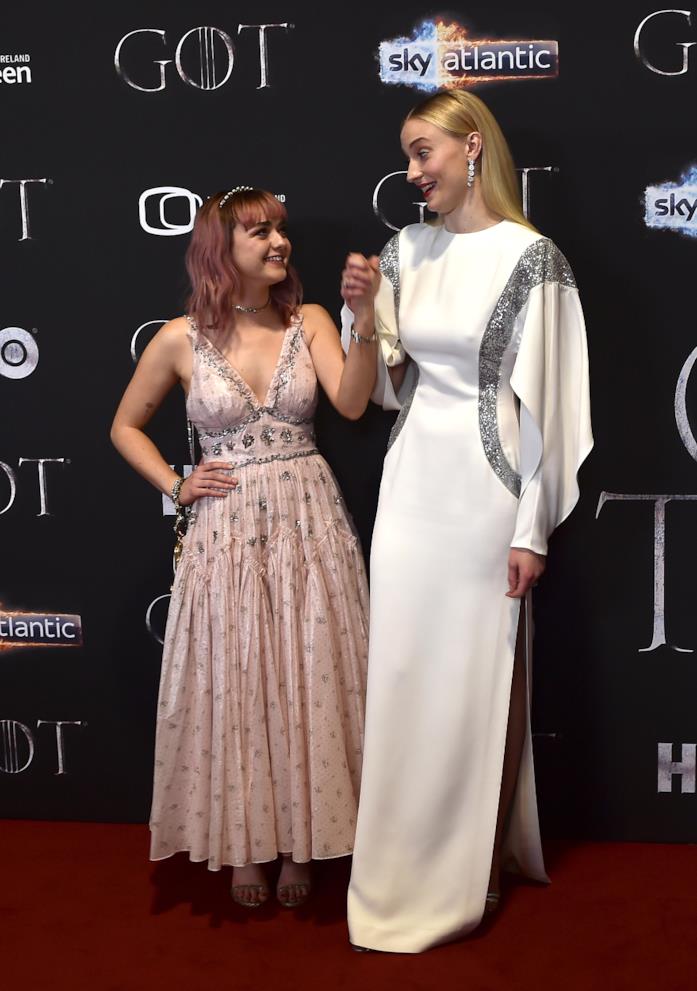 Maisie Williams e Sophie Turner sul red carpet Maisie Williams e Sophie Turner insieme sul tappeto rosso