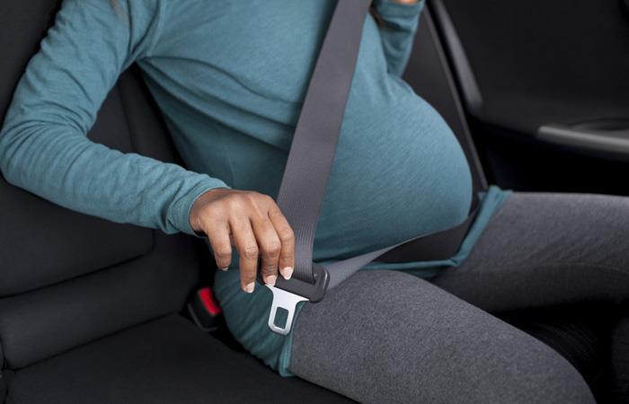 Quando si viaggia in macchina è buona abitudine fare delle soste Donna incinta in macchina