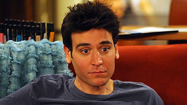 I personaggi che hanno rovinato le rispettive serie TV Ted Mosby che ragiona sul divano rosso