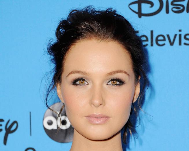 Camilla Luddington, che interpreta Jo Wilson in Grey's Anatomy, dice la sua in merito agli standard di bellezza dei social media Camilla Luddington in primo piano sul red carpet