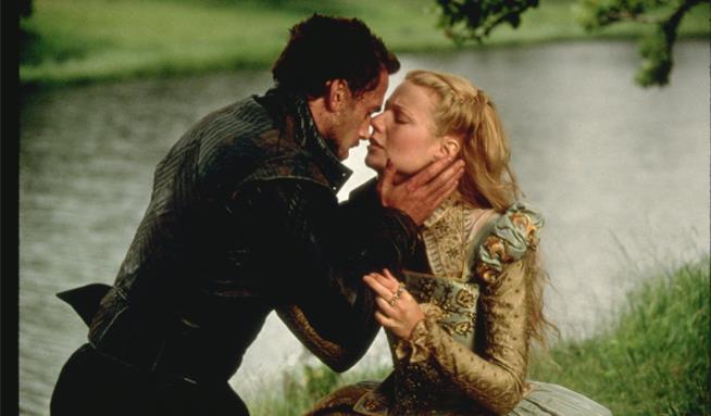 I film che nel 2018 compiranno vent'anni Gwyneth Paltrow e Joseph Fiennes in Shakespeare in Love