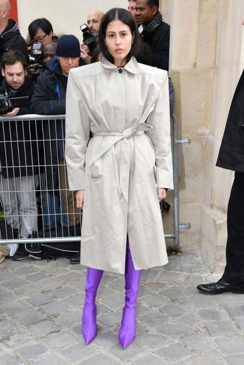 Gilda Ambrosio con un trench spalle over Gilda Ambrosio in un trench Balenciaga