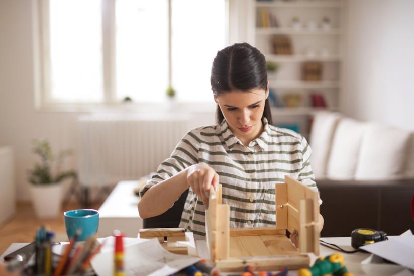 5 oggetti per la casa da costruire da sola Una donna si concentra nella realizzazione di un oggetto