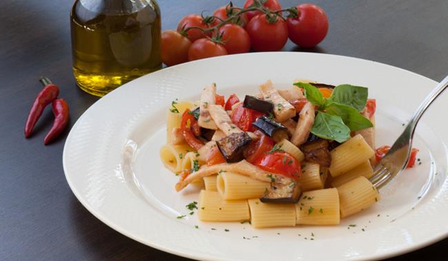 Pasta con melanzane: la ricetta con i pomodorini da servire fredda o calda Pasta con melanzane e pomodorini