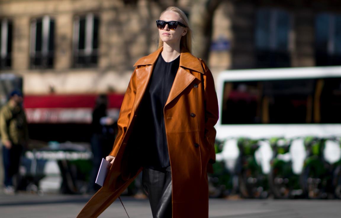 Look con trench in pelle