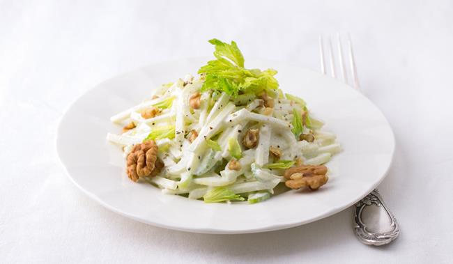 Insalata Waldorf: la ricetta con mele, noci, sedano rapa e lattuga Insalata Waldorf