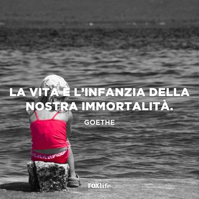 Frase Goethe Bambina seduta in riva al mare