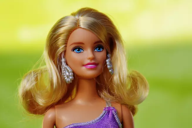 La posa Barbie feet impazza su Instagram Barbie