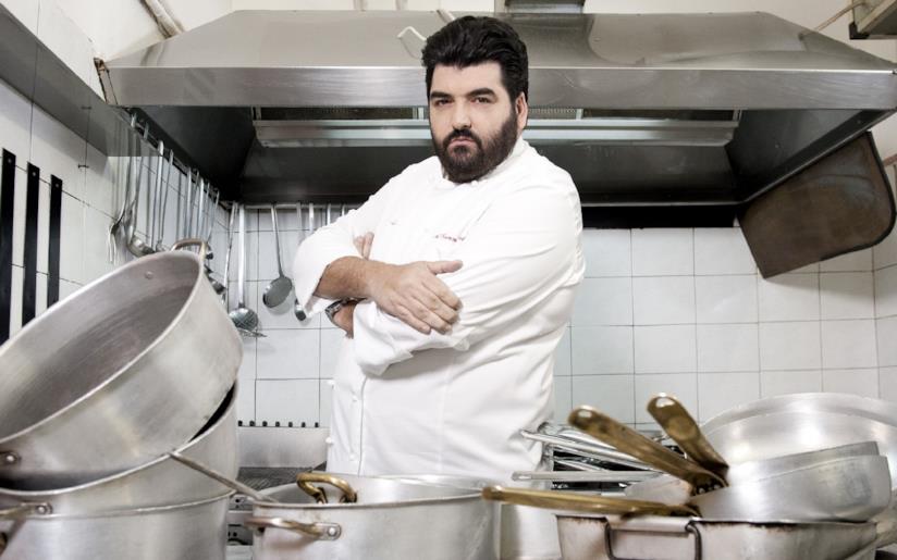 Chef Antonino Cannavacciuolo, amore platonico di Lady Gaga, in una foto promozionale Lo chef Antonino Cannavacciuolo in posa ai fornelli