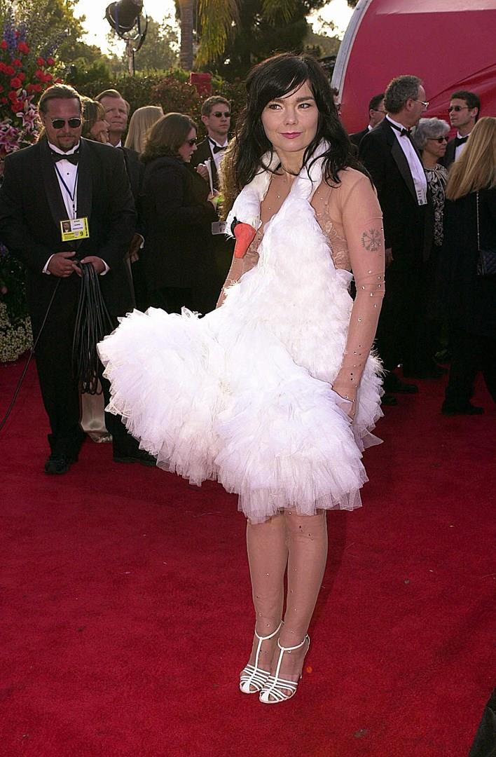 Bjork - Oscar 2001 Bjork in look cigno agli Oscar 2001