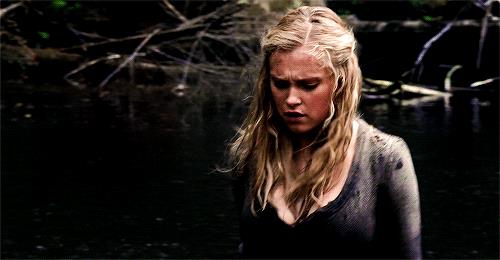 The 100, serie ispirata all’omonimo libro di Kass Morgan Eliza Taylor in una scena di The 100