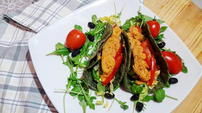 Piadine con spinaci Piatto di verdura e crepe verdi