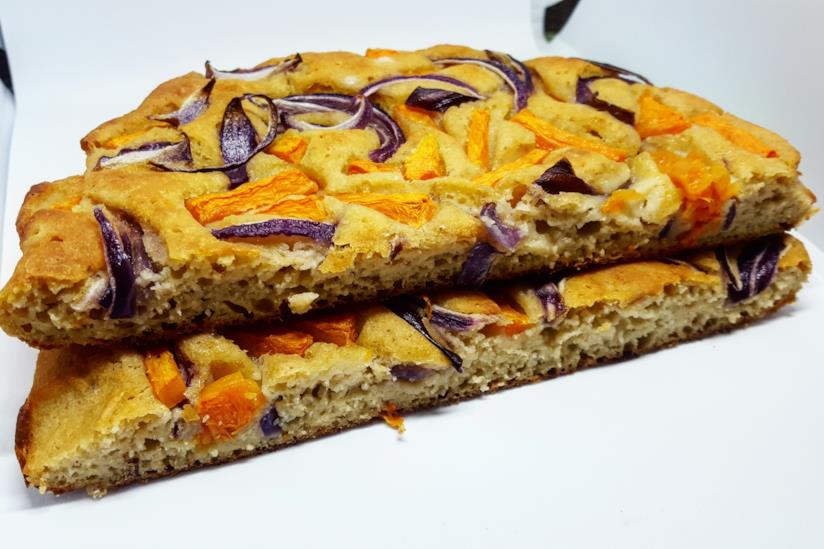 Focaccia senza impasto Pizza alta con zucca e cipolle