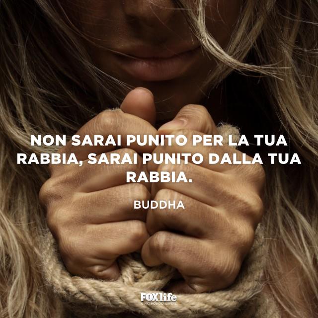 La rabbia ti punisce Donna con le mani legate