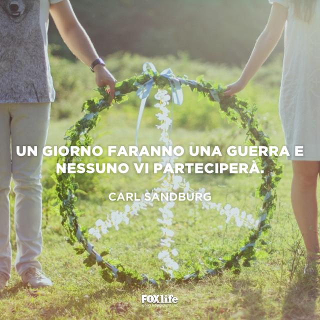 Citazione Sandburg Ragazzo e ragazza tengono tra le mani il simbolo della pace