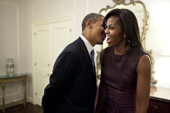 Barak e Michelle Obama in un momento giocoso Barak e Michelle Obama ritratti in un momento di ilarità