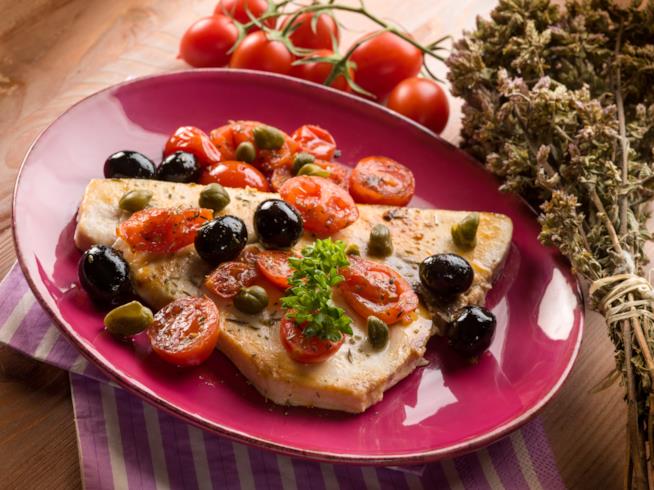 Tonno Con Pomodorini Capperi E Olive Nere Una Ricetta Mediterranea