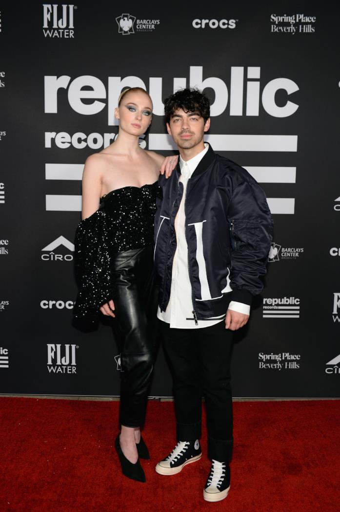 Sophie Turner con il marito Joe Jonas Sophie Turner in total black con il marito Joe Jonas