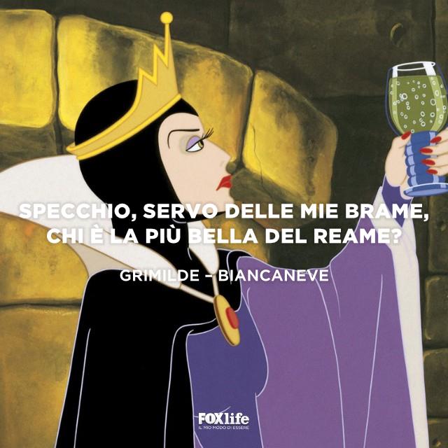 Frase Grimilde Grimilde con un bicchiere in mano