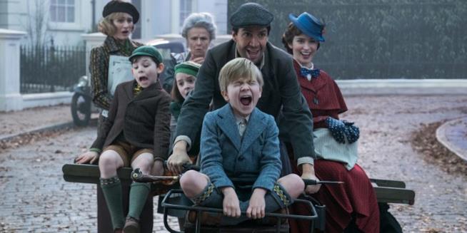 Mary Poppins Returns una foto inedita dal film Una scena di Mary Poppins Returns con Emily Blunt