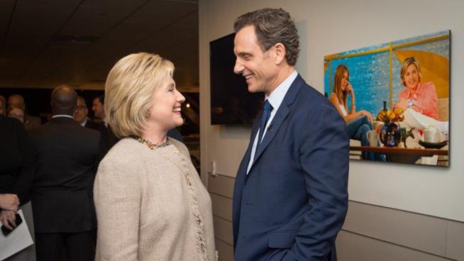 Hillary Clinton visita Olivia Pope e il cast di Scandal mentre sono sul set della quinta stagione Hillary Clinton insieme a Tony Goldwyn mentre sorridono