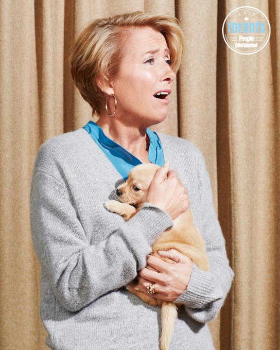 Emma Thompson tiene un cucciolo in braccio