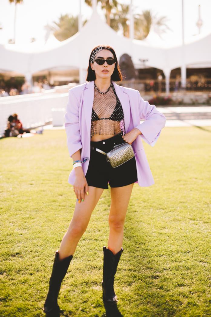 Top a rete indossato con stivali da cowboy e shorts Top a rete abbinato a shorts, blazer e stivali Western