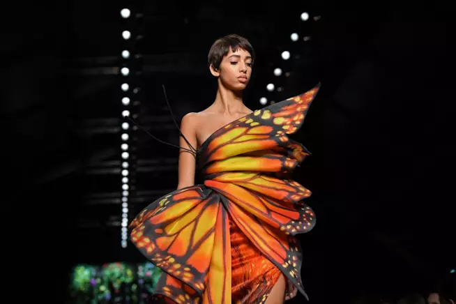 La modella indossa un vestito di Jeremy Scott a forma di farfalla Il vestito a farfalla di Jeremy Scott per Moschino