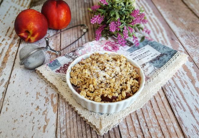 Crumble con pesche e avena Ciotolina con dolce al cucchiaio