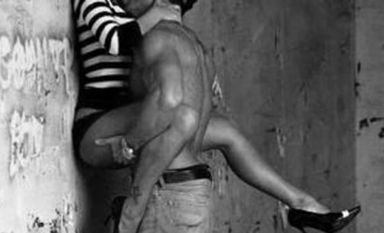 L'acrobatico sesso in piedi non impedisce la gravidanza Nessuna posizione, anche quella più complessa, evita una gravidanza senza precauzioni