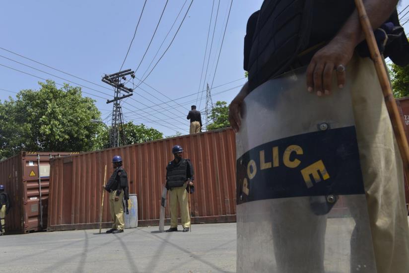 Pakistan, professore universitario accoltellato: reputato blasfemo Polizia pakistana