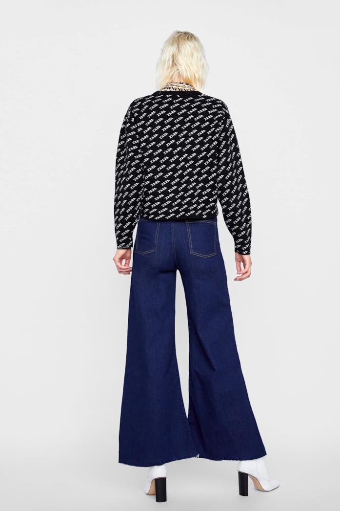 Maglia a maniche lunghe di Zara con fantasia logo Maglia a maniche lunghe di Zara con fantasia logo