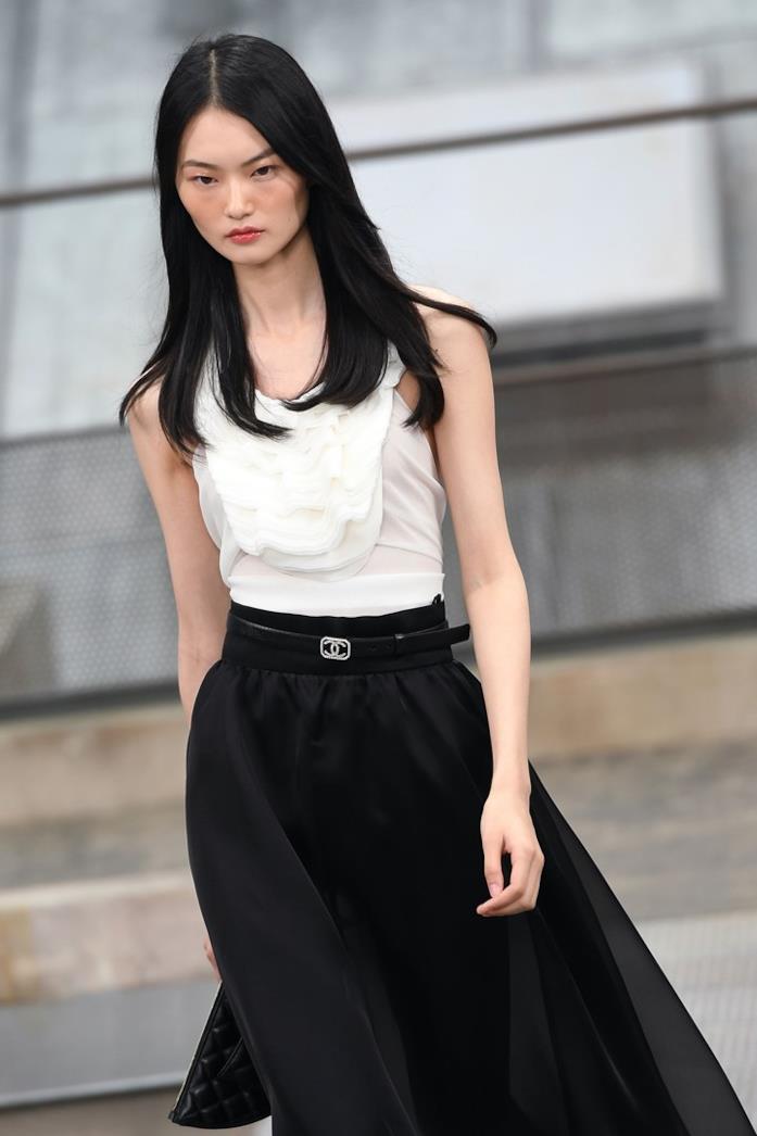 Chanel: Lily-Rose Depp indossa uno dei nuovi look Uno dei look Chanel Primavera/Estate 2020