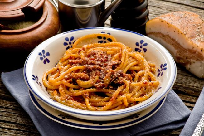 Bucatini all'amatriciana con guanciale Bucatini all'amatriciana