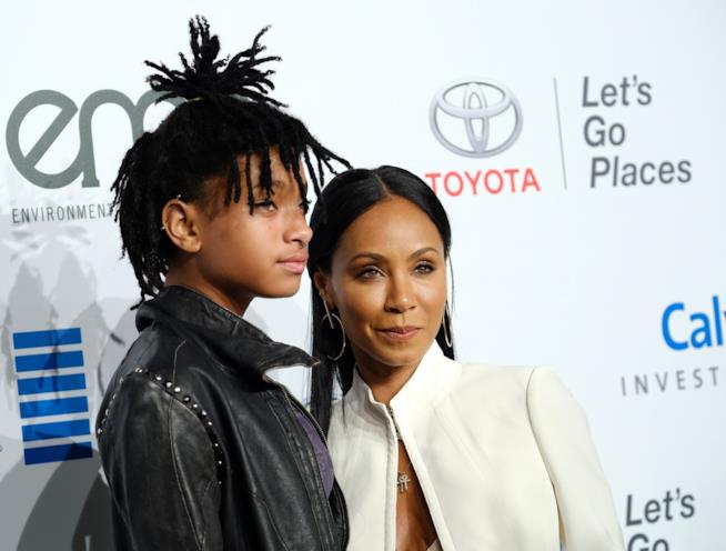 Willow Smith, figlia di Jada Pinkett e Will Smith, ha avuto crisi di autolesionismo Willow Smith e Jada Pinkett