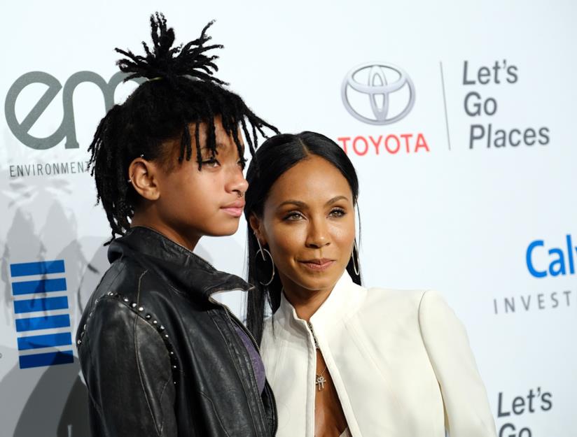 Willow Smith, figlia di Jada Pinkett e Will Smith, ha avuto crisi di autolesionismo Willow Smith e Jada Pinkett